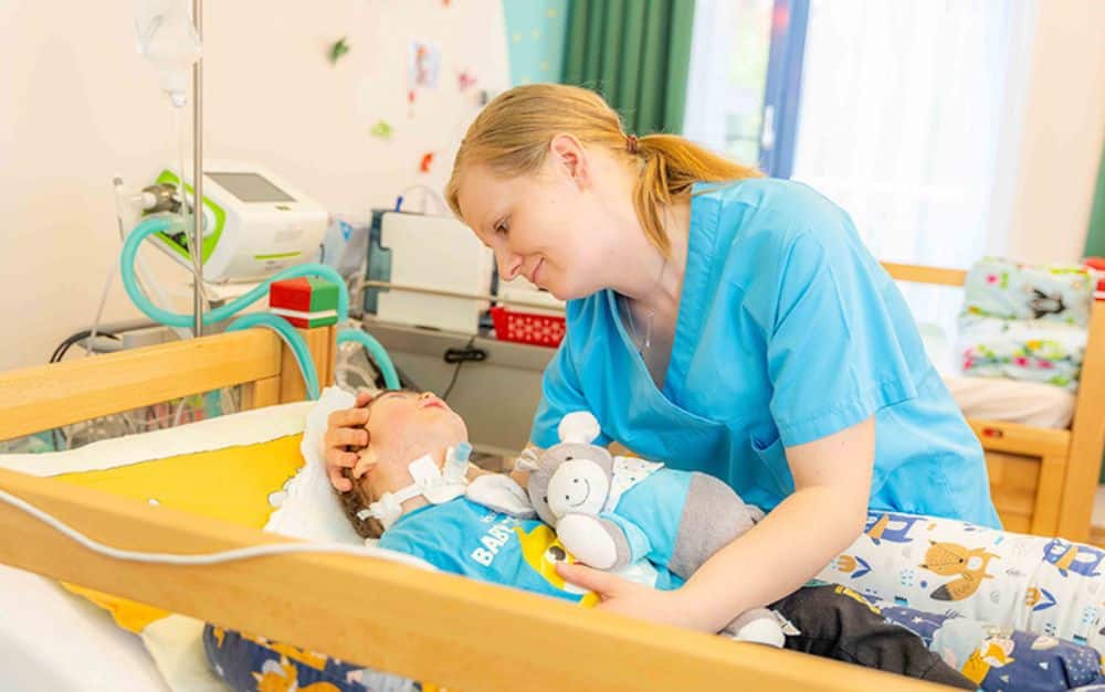 Hoffnungsträger für die Kleinsten: Wie der Pflegedienst Nicole Tobias mit der „Bärenfamilie“ neue Maßstäbe in der Kinderintensivpflege setzt